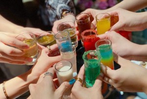 杭州钱塘区河庄街道附近夜总会招聘包厢管家,是当天上班当天发薪吗？