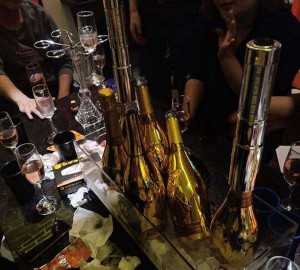杭州临安区玲珑街道附近酒吧招聘商务接待,是当天上班当天发薪吗？